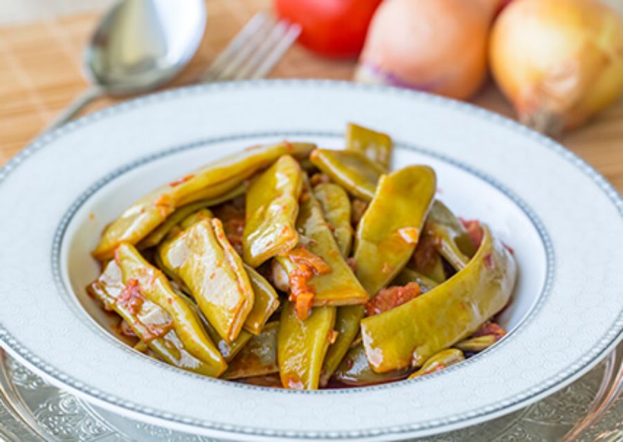 Green Beans with Tomatoes and Walnut